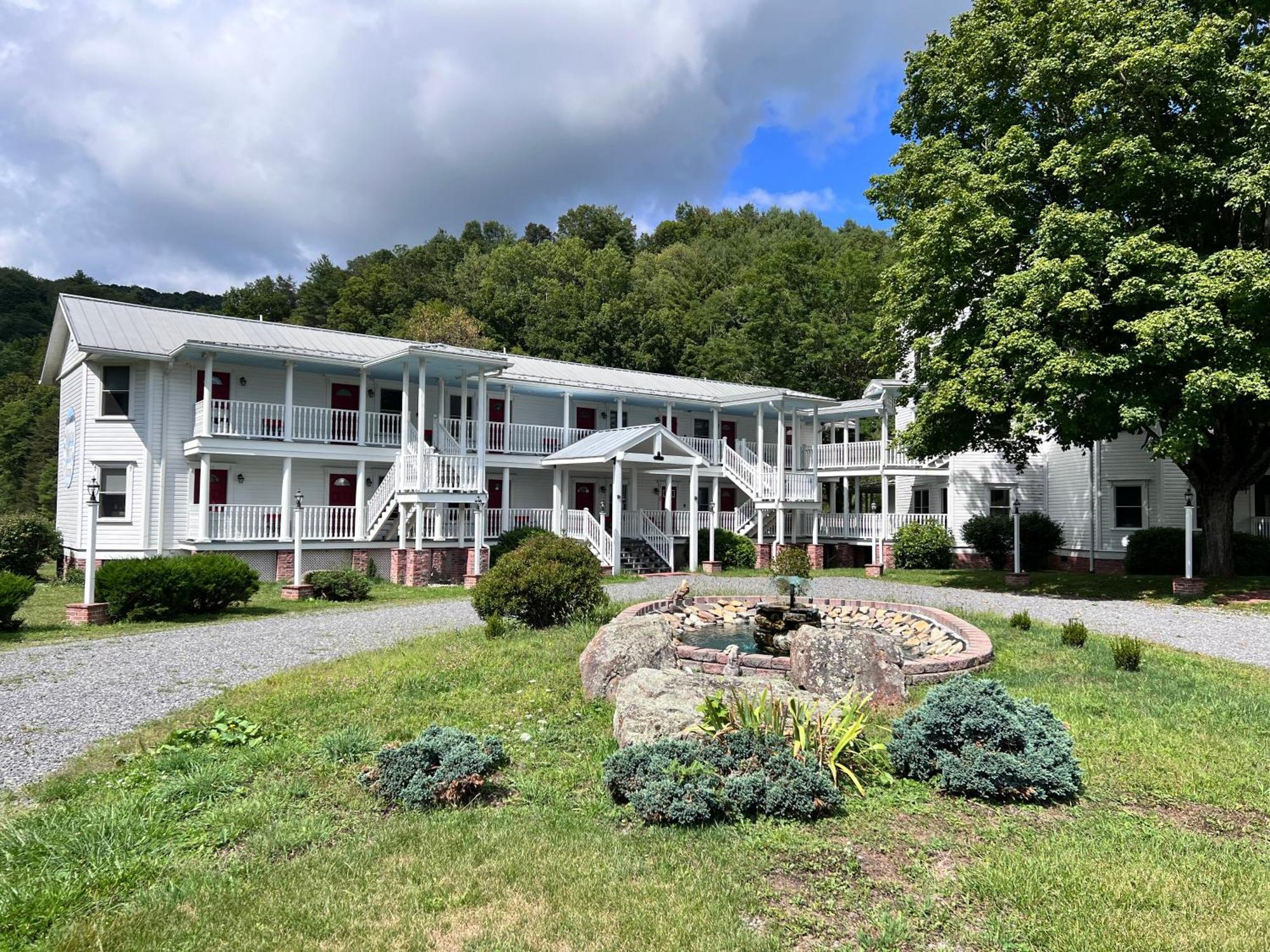 Mountain Quest Inn Marlinton エクステリア 写真