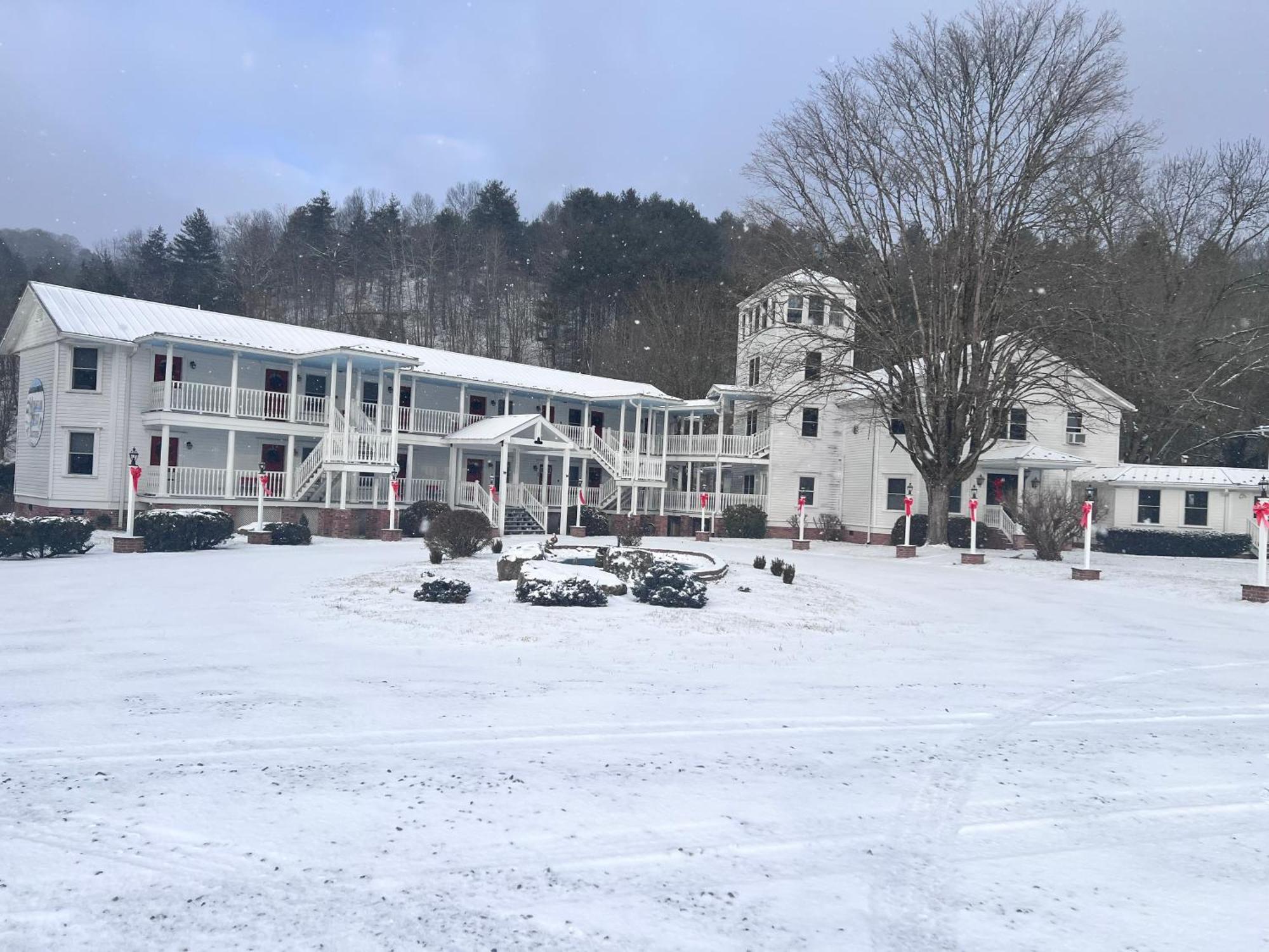 Mountain Quest Inn Marlinton エクステリア 写真